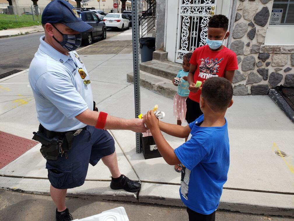 PPDNickTees's tweet photo. Today officers from the community relations unit handed out popsicles to children during play streets. @PPDEricGripp @PhillyPolice @PPDAltoviseLove @ https://t.co/HPLh5NG04x