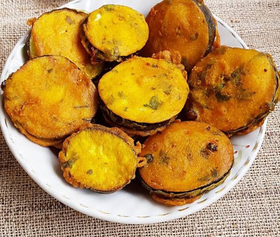 11. Chakka: Chakka is wheels in Hindi. As the name suggests, the veggies are sliced in round forms and deep fried with besan batter. Usually chakka is made with Potatoes, brinjal, Bottle Gourd round slices.
