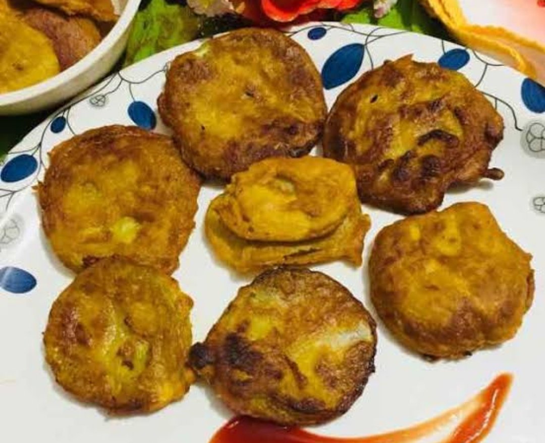 11. Chakka: Chakka is wheels in Hindi. As the name suggests, the veggies are sliced in round forms and deep fried with besan batter. Usually chakka is made with Potatoes, brinjal, Bottle Gourd round slices.