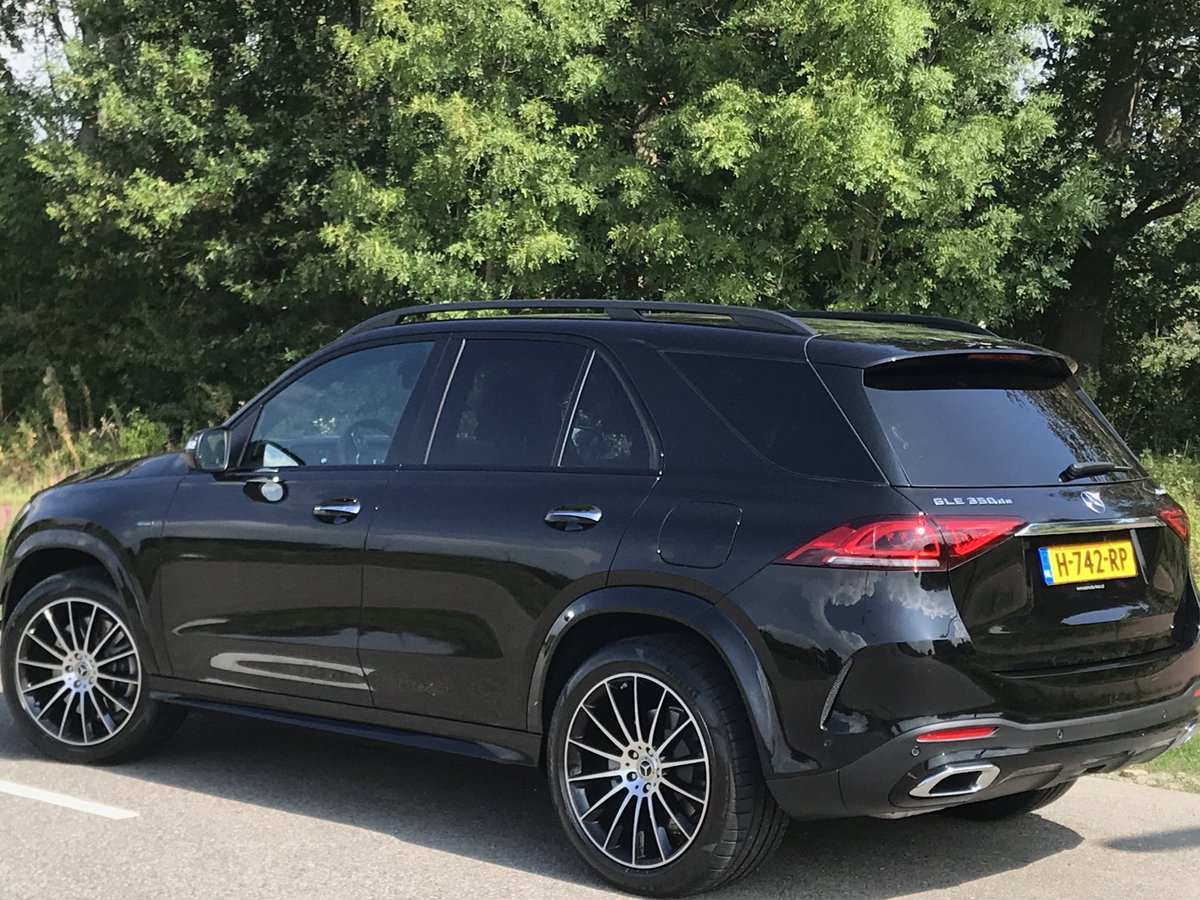 RolandTameling's tweet photo. Bijna alles aan de testauto van deze week is groot. Zo’n nieuwe #GLE350de past niet eens op de foto! 🥴🤷🏼♂️Komende week dieselend pluggen! #HUGEcarguy #ROtest Wat wil jij weten? @mercedesbenz_nl @MercedesBenz @ad_auto @ADnl https://t.co/8hnfNtFTwd