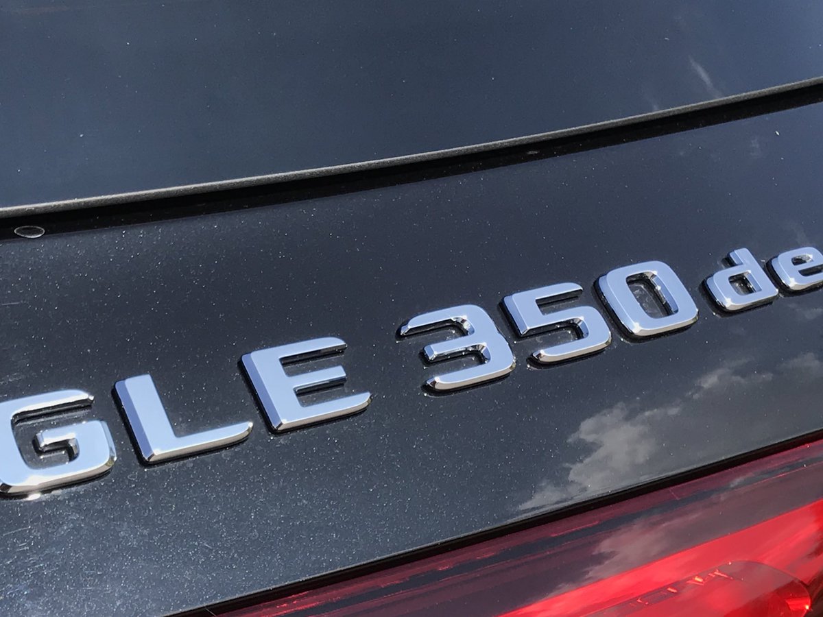 RolandTameling's tweet photo. Bijna alles aan de testauto van deze week is groot. Zo’n nieuwe #GLE350de past niet eens op de foto! 🥴🤷🏼♂️Komende week dieselend pluggen! #HUGEcarguy #ROtest Wat wil jij weten? @mercedesbenz_nl @MercedesBenz @ad_auto @ADnl https://t.co/8hnfNtFTwd