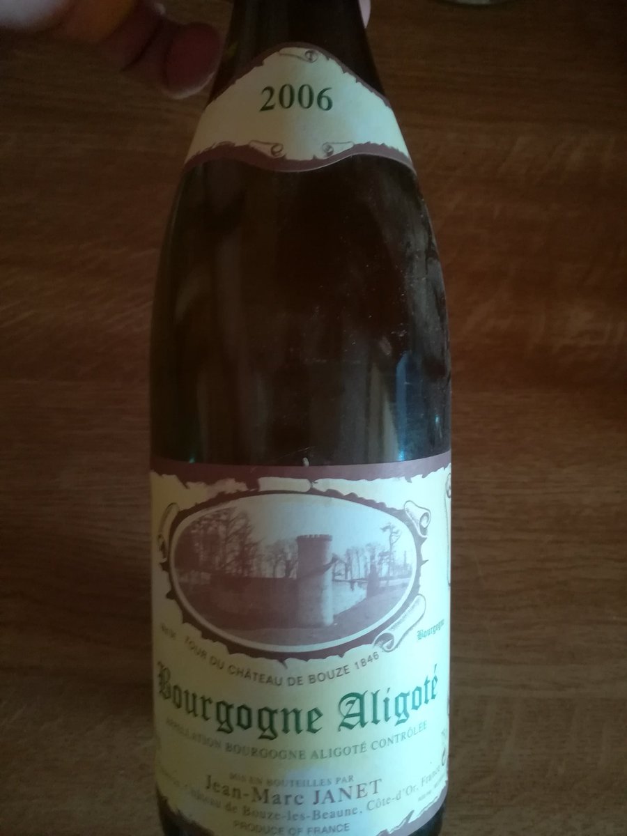 R_Hugon_43's tweet photo. Bien mieux que les chips pour l'apéro !
Des apéricubes maison avec
Un #fromage de pays aux #artisous ou #artisons
Un Saint-#Nectaire fermier bien affiné 😋
Et du caractère avec un #BourgogneAligoté 🤤
A la vôtre 😉🍷
#HauteLoire #auvergne #fromage #FrAgTw #terroir #apéritif https://t.co/gFm3HelElJ