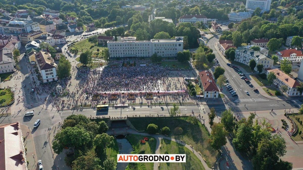 The rally in Hrodna gathered thousands today. Local workers and medics joined the protesters. People demand new elections.