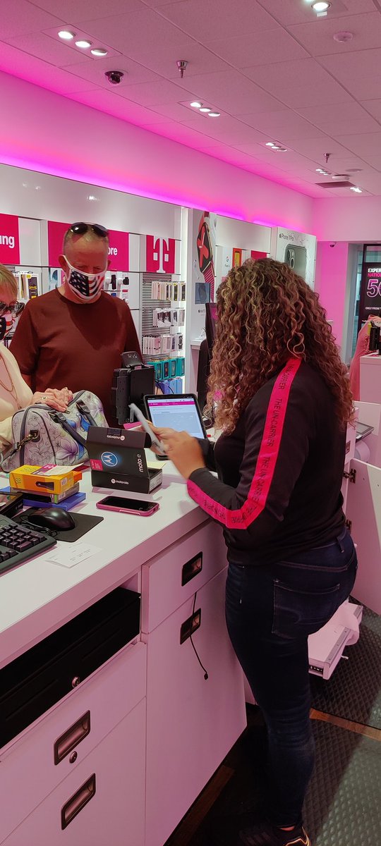 Willcu2020's tweet image. Alexis giving a thorough and quality magenta glove experience. Customers said she was great, she asked open ended questions and listened to there needs and wants!!! @TracyNolan_ @timashley33 @becca3189 @MaTrenta619 @Mil0812