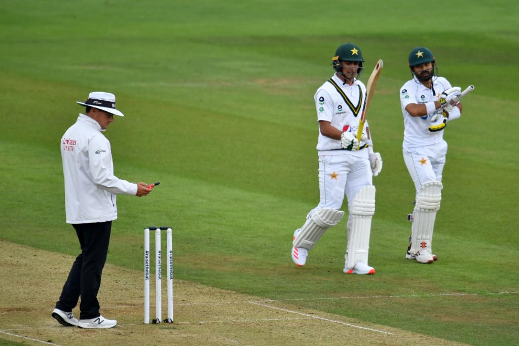 Bad light stops play- Pakistan vs England second test 2020