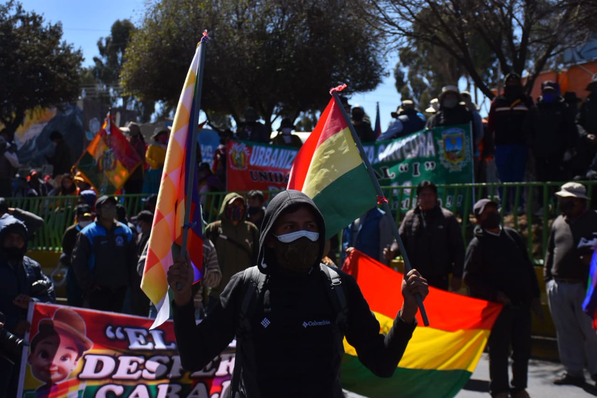 Opinion_Bolivia's tweet photo. Miles de personas de las 20 provincias del departamento de La Paz se #concentran en La #Ceja, donde realizarán un cabildo para pedir la renuncia de la presidenta @JeanineAnez. https://t.co/ra5GfaTGiq