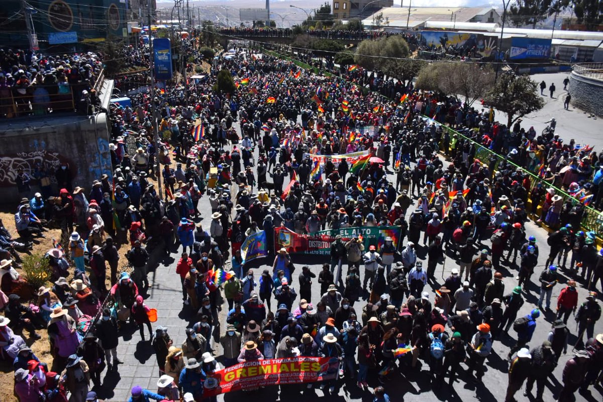 Opinion_Bolivia's tweet photo. Miles de personas de las 20 provincias del departamento de La Paz se #concentran en La #Ceja, donde realizarán un cabildo para pedir la renuncia de la presidenta @JeanineAnez. https://t.co/ra5GfaTGiq