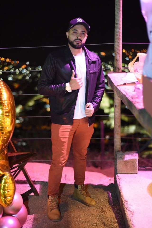 djbrinksoficial's tweet photo. Acredite em si, sua luz interior o conduzirá sempre para a cima e para a frente!
Foto:@amilcarbaia
DJ Brinks veste @dollar_moda_masculina2
Barba:@barber7oficial
#djBrinks https://t.co/doVNaCWjTx