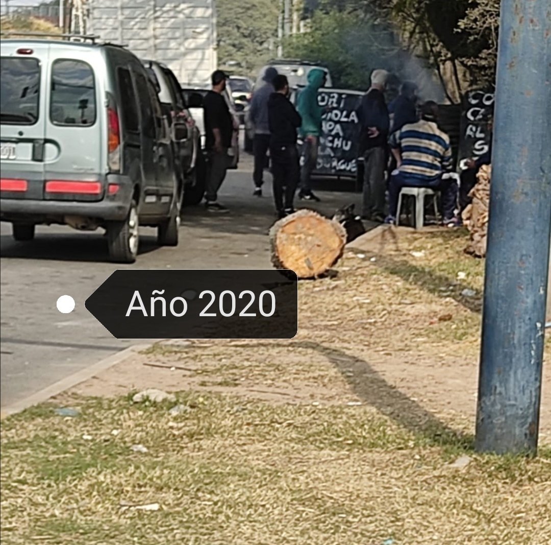 Diegoserio13's tweet photo. Pasan los años y sigue estando en el frente de mi negocio, por el cual me piden de todo para habilitar. Rosario Tierra de nadie @pablojavkin @TransitoRosari @MuniRosario https://t.co/jBmyLQ0eia