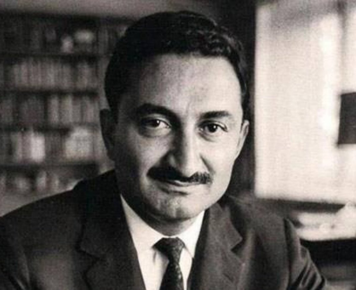 2) Bülent Ecevit bu sefer 1957'de Rockefeller Vakfı'nın bursu ile ABD'ye gidiyor. Harvard Üniversitesi'nde Ortadoğu hakkında eğitim veriliyor. Ecevit'in hocası Henry Kissenger'dir. Ecevit, Henry Kissenger hocamdır diye övünecekti. Dikkat.