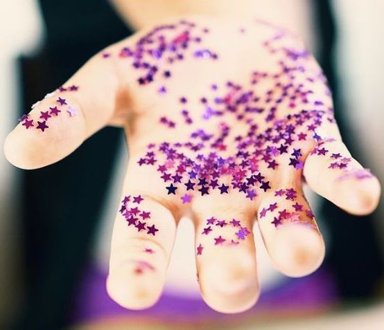 Invisible germs are confusing for little ones! ✨ Glitter is a nice visual to help understand how easily they can be picked up and how thoroughly hands need to be washed! #athomewithedna