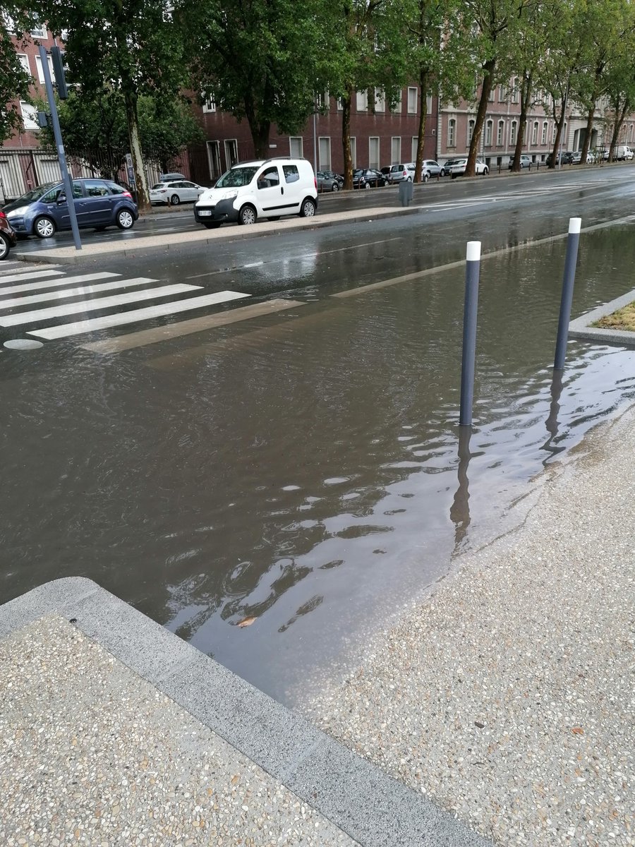 TITENONO80's tweet photo. Après la pluie...
Sans blague 2 ans de travaux pour ça ? 🤔 Impossible de traverser correctement !
Dites @AmiensMetropole, il n'y a pas comme un très gros problème ? 😡😡😡 https://t.co/ynnVIHenE3