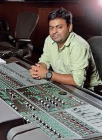 HoneyTrehan's tweet photo. @juztinjosek my sound engineer and mixing engineer who has mixed the film incredibly well😊and @alokpunjani who has mixed the complete BGM and on many occasions he played a role of a big brother..late hours,last minute things,such a great friend 🙏 #raatakelihai https://t.co/wnKxgq34To