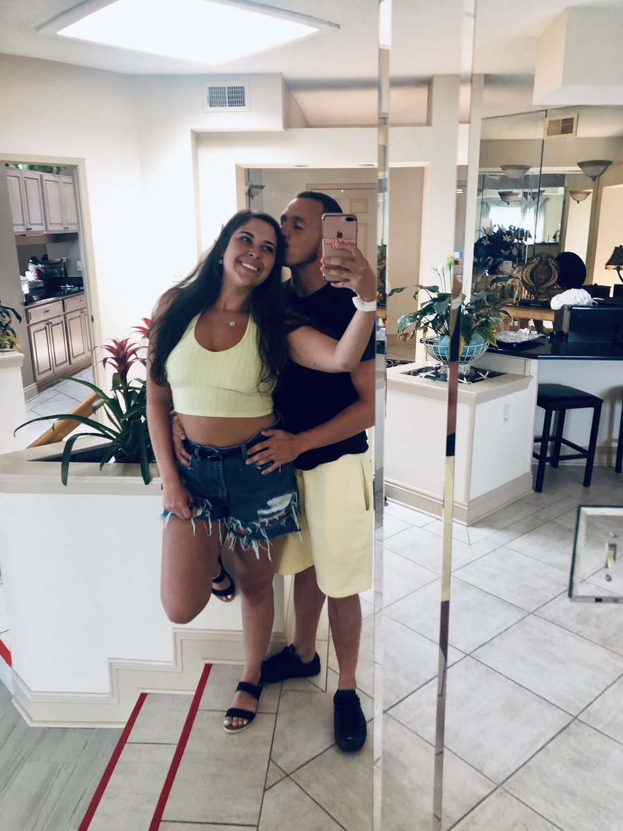 _krystannicole's tweet photo. Missing the beach with my mans🏝 https://t.co/y0Nkxp3PVg