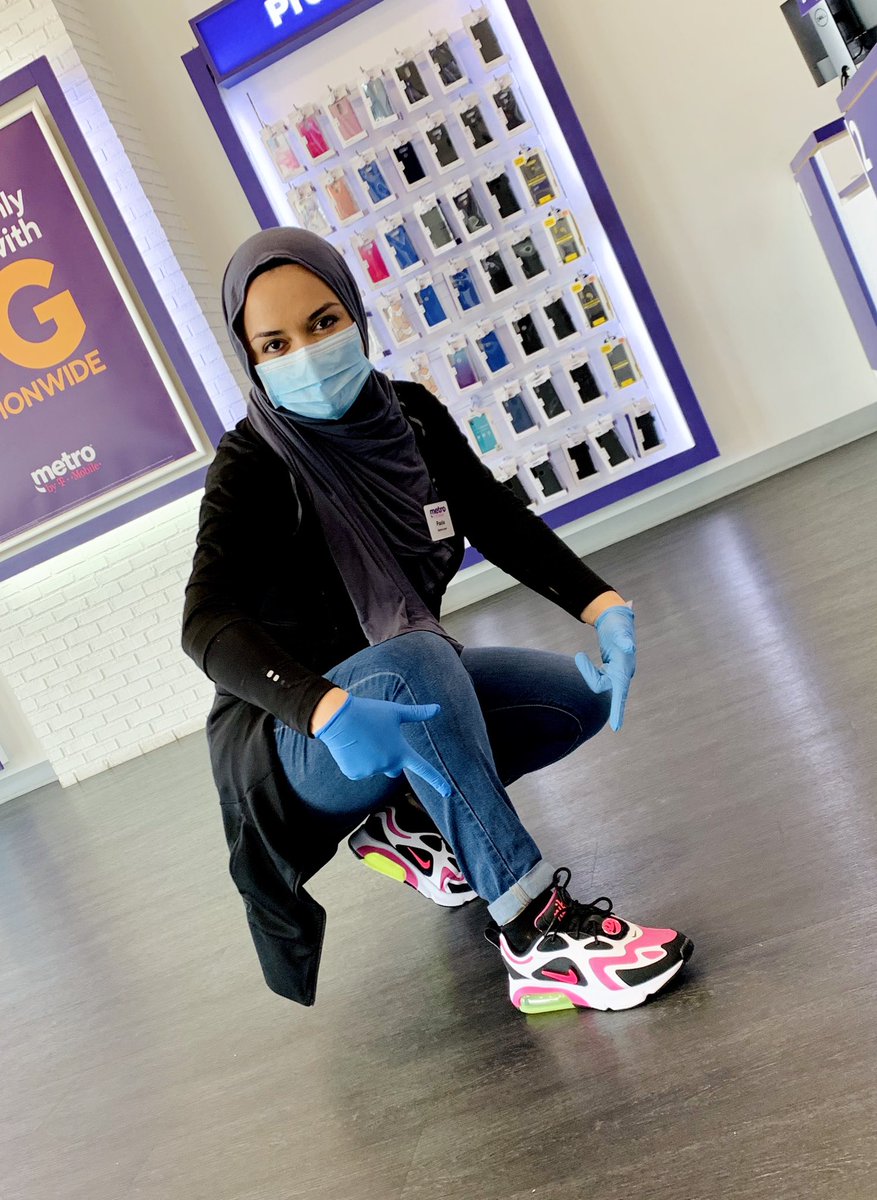 Paoo0oola's tweet photo. This is how you show off your new shoes! 😎🤩
#MAGENTA #TMobile #MetrobyTMobile https://t.co/EsNiLgqF1p