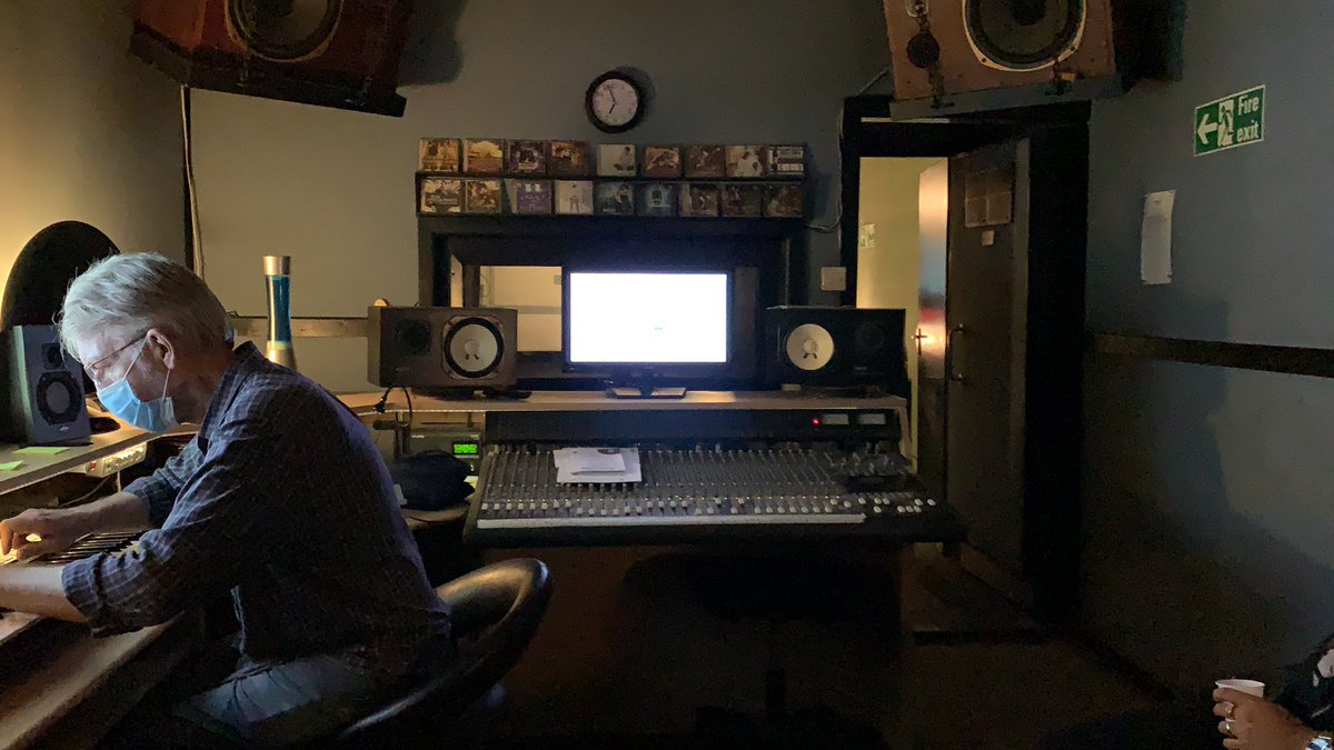 RxjMusic's tweet photo. In the studio as well speak! #rxjmusic #feelthevibe 

@JussMusik 
@3QRecords 
@ranbirdaskai 
@ranbirdaskai1 https://t.co/QaSKjj69WA