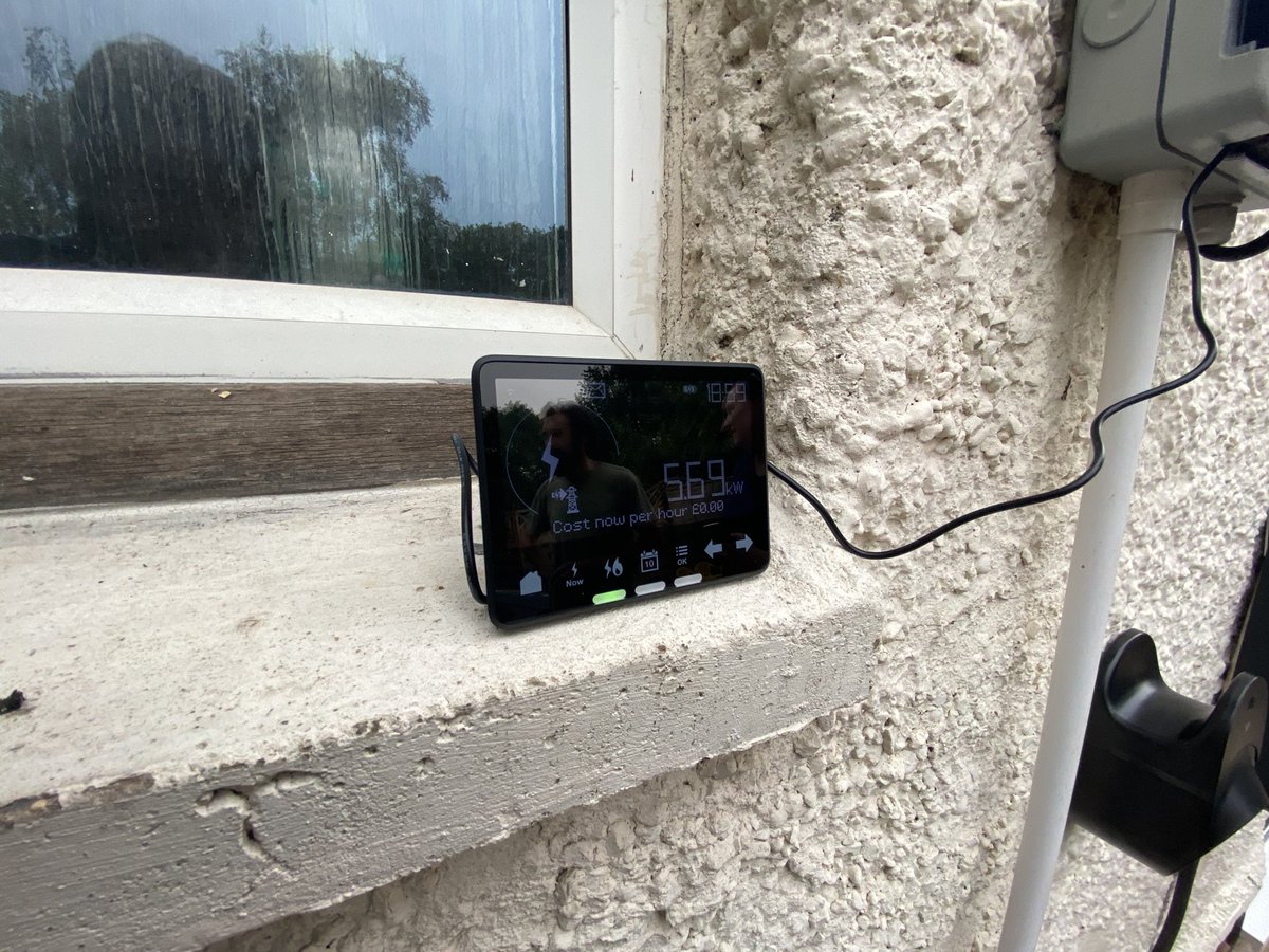 OctopusEV's tweet image. Smart meter from @john_oes running @octopus_energy with a Nissan Leaf from us @OctopusEV. See the little pylon in the display? Means the @NissanUK is powerlooping the grid! #powerloop
