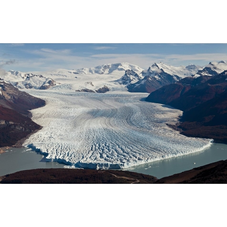 destargentina's tweet photo. Imponente vista aérea del Glaciar Perito Moreno, semejante al resplandor de un río congelado corriendo entre montañas nevadas. Una experiencia única que permite contemplar la inmensidad del glaciar. En la ruta camino al Parque Nacional Los Glaciares se encuentra @eolo_patagonia. https://t.co/dH8xEdaMje