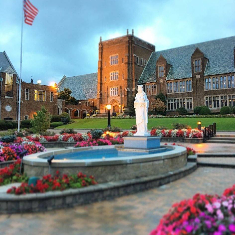 It is great to welcome some more of our freshmen and families to campus today. Move in day is always special.@garrett_dahm19 <a href="/markoreif/">Marko Reifenberger</a> @aheids11 <a href="/KyleMcClellan1/">Kyle McClellan</a> <a href="/kimball_76/">Kimball Johnson</a>