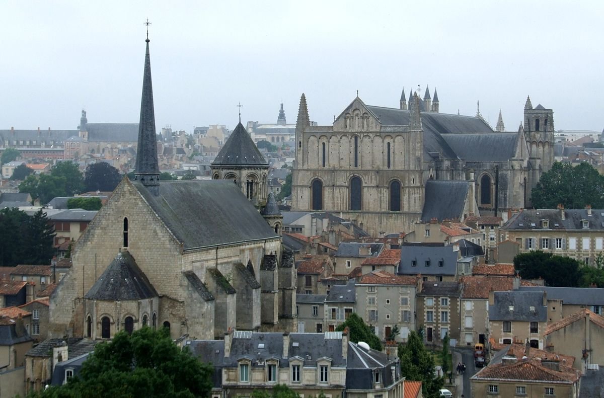 Auvergne : Clermont-FerrandPoitou Saintonge : Poitiers, Saintes et La Rochelle