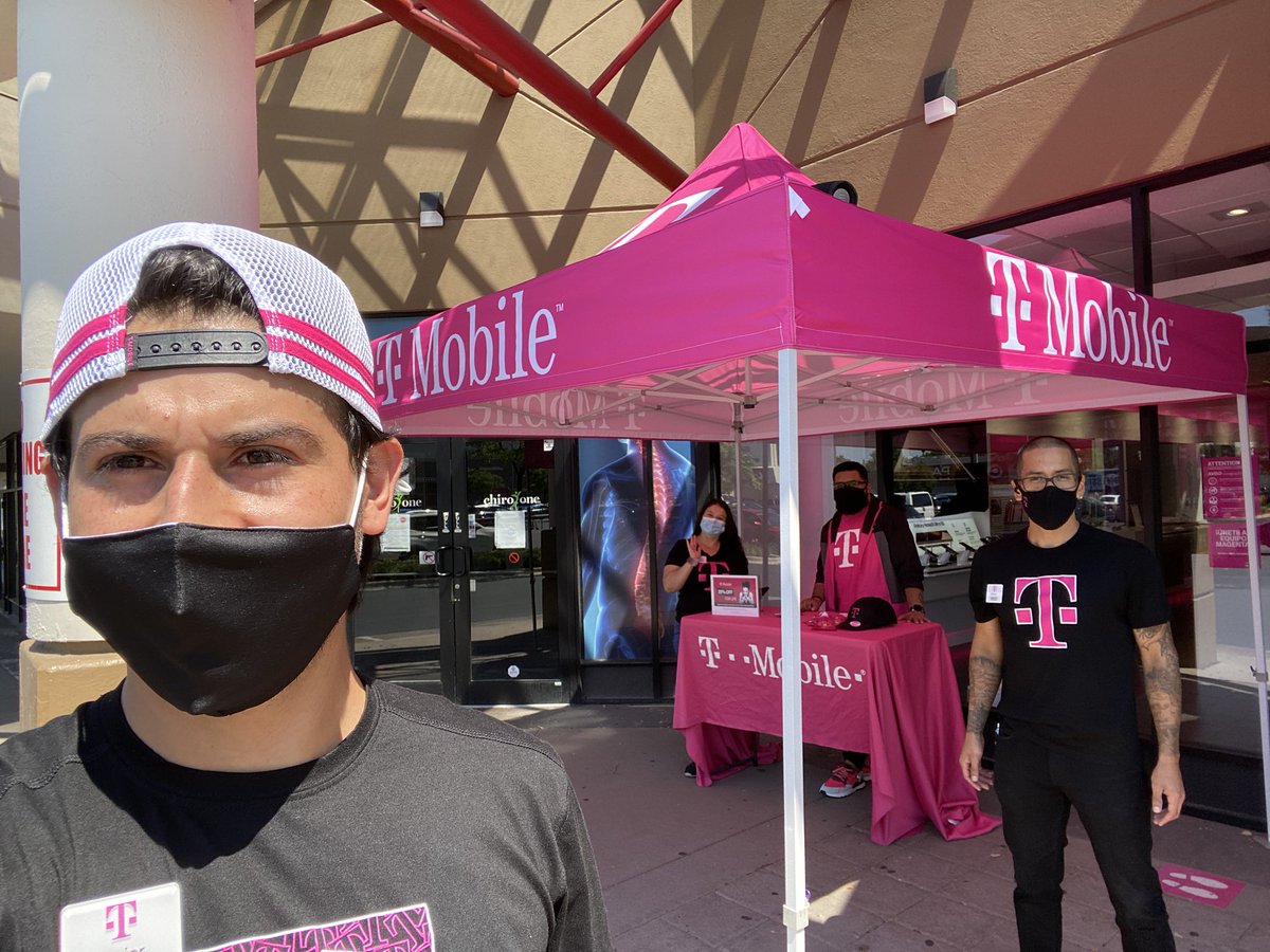 #CustomerAppreciationDay here at T-Mobile in #AddisonMall . Switch today and save an additional 20% for LIFE!!! 🤯💰🤯💰#TNNS #FirstAndFast #CMN #DitchTheCarrier #TheUncarrierWay
