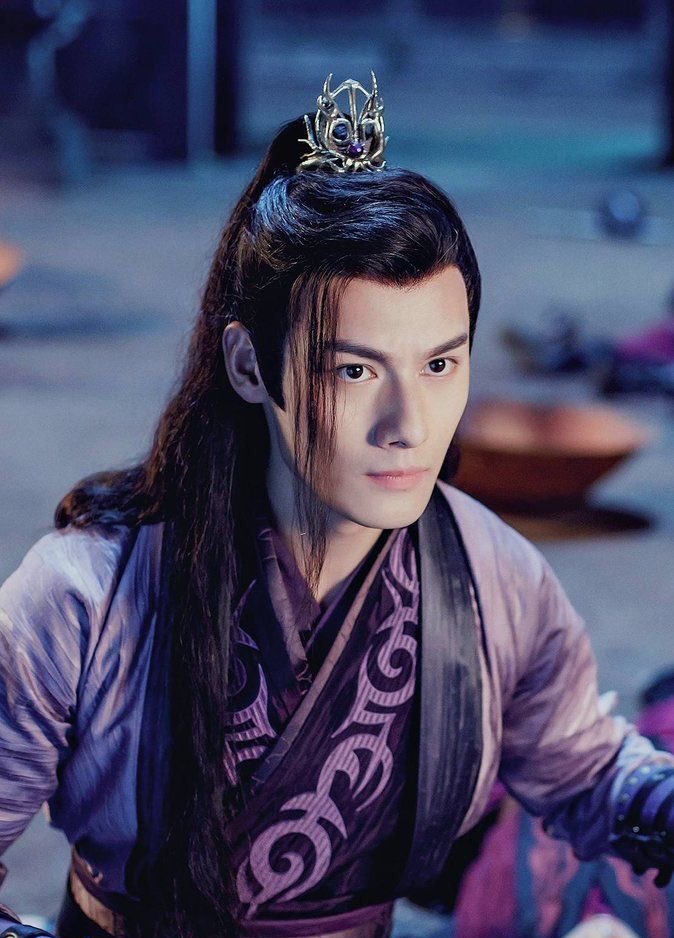 jiang cheng:-pretty organized.-"shoulder bags are easier to pull things out of."-probably carries a laptop with him wherever he goes.-has a lot of highlighters.-"of course i have an extra charger in here, i knew your ass would forget yours."-lots of pockets (all full).