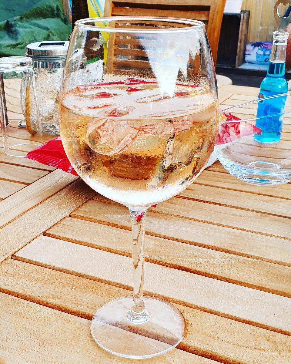 Prüfungen geschafft, das wird jetzt gefeiert! 🥳🍹