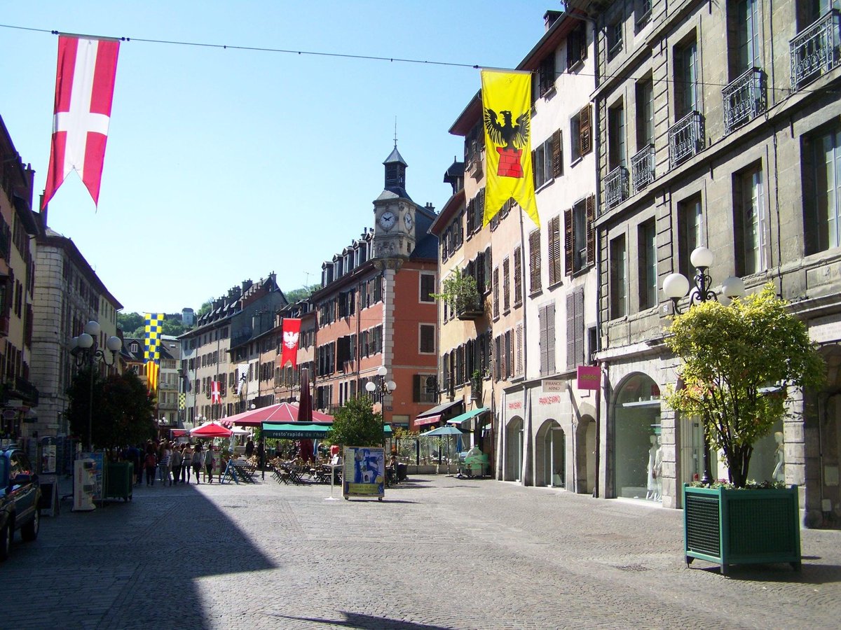 Pays basque Nord : Saint-Jean-Pied-de-Port et BayonneSavoie : Chambéry et Annecy