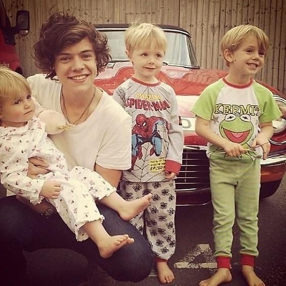 harry styles with kids𝒶 𝓁𝑜𝓃𝑔 𝒷𝓊𝓉 𝒶 𝓋𝑒𝓇𝓎 𝒸𝓊𝓉𝑒 𝓉𝒽𝓇𝑒𝒶𝒹;