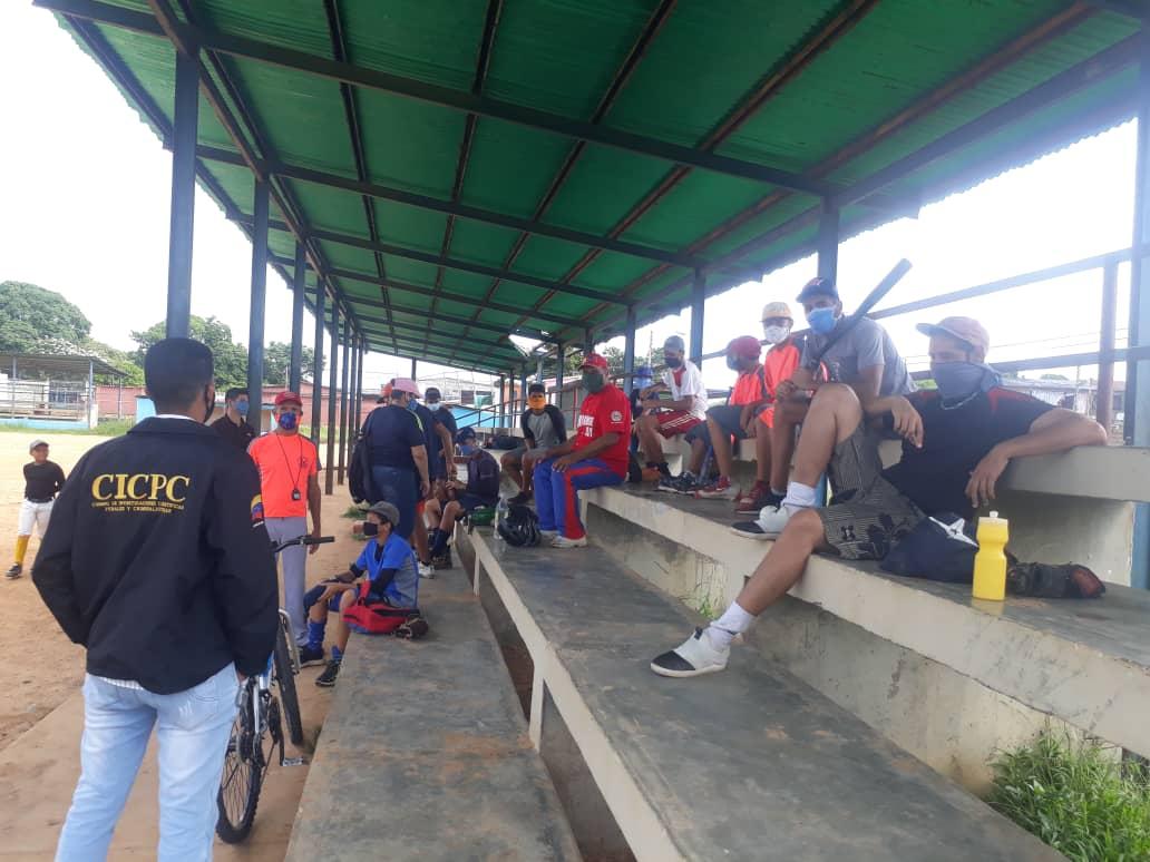 Manteniendo el distanciamiento social y utilizando los equipos de bioseguridad, podemos cortar la cadena de trasmisión del COVID-19.-