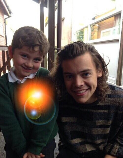 harry styles with kids𝒶 𝓁𝑜𝓃𝑔 𝒷𝓊𝓉 𝒶 𝓋𝑒𝓇𝓎 𝒸𝓊𝓉𝑒 𝓉𝒽𝓇𝑒𝒶𝒹;