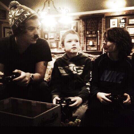 harry styles with kids𝒶 𝓁𝑜𝓃𝑔 𝒷𝓊𝓉 𝒶 𝓋𝑒𝓇𝓎 𝒸𝓊𝓉𝑒 𝓉𝒽𝓇𝑒𝒶𝒹;