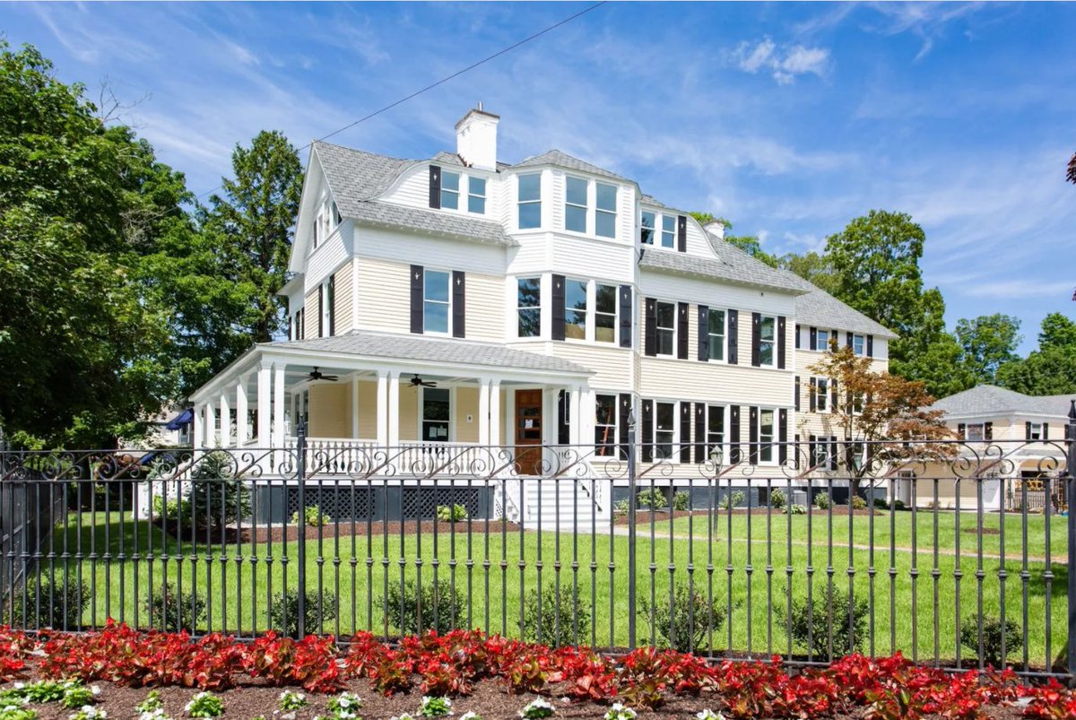 LightingShe's tweet image. The lights are included with this newly renovated historic home in @DTsaratoga! 💡😉💡 Once owned by the renowned Whitney family, this home is now listed by @sothebysrealty.
