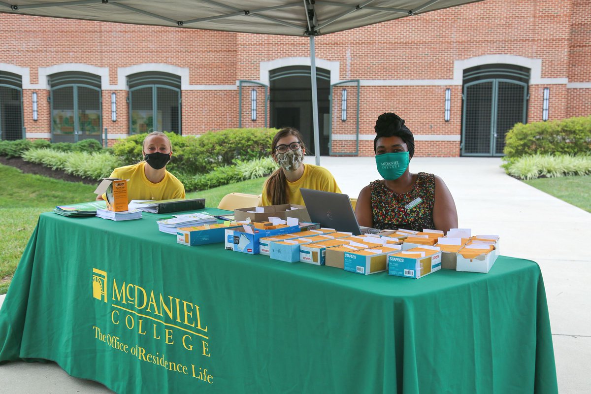 McDanielCollege's tweet photo. Students are arriving on campus for our first move in day!
We plan to welcome more than 1,200 undergraduate students to campus over our 6-day staggered move in. 
We're excited to have our students back 🎉 https://t.co/pi5lPJpkmR