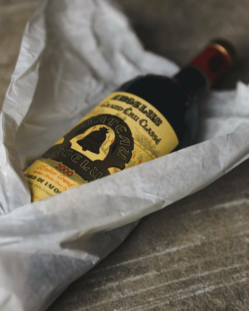 ChelseaVintners's tweet photo. Who else can hear the bells ringing @chateauangelus 
—
#angelus #1ergrandcruclassé #stemilion #finewine #fridayfeeling #luxurylife #luxurywine #winemoments https://t.co/zCytC1YEG4 https://t.co/Kjv9Npm58J