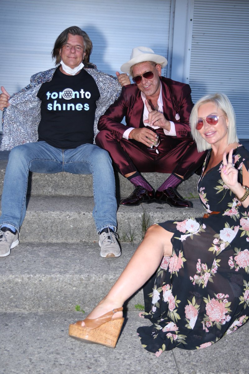 JacquiChilds's tweet photo. Toronto Shines 😎
https://t.co/SrKIXrUuGr 
#SupportArtists #MusicHeals #Toronto 
@MWekerle @theelmocambo https://t.co/25fUk6YwZ2