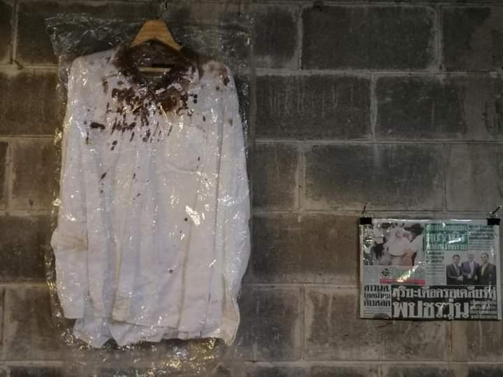 commonners's tweet photo. ชวนดูเสื้อยืดการเมืองเก๋ๆของเราในนิทรรศการศิลปะจัดวางและศิลปะการแสดง #poiser ที่เชียงใหม่ สนใจเข้าชมดูที่นี่ #ถ้าไม่สู้ก็อยู่อย่างทาส #ให้มันจบที่รุ่นเรา https://t.co/A2ydSdhPOd https://t.co/hMJjlnaaVG