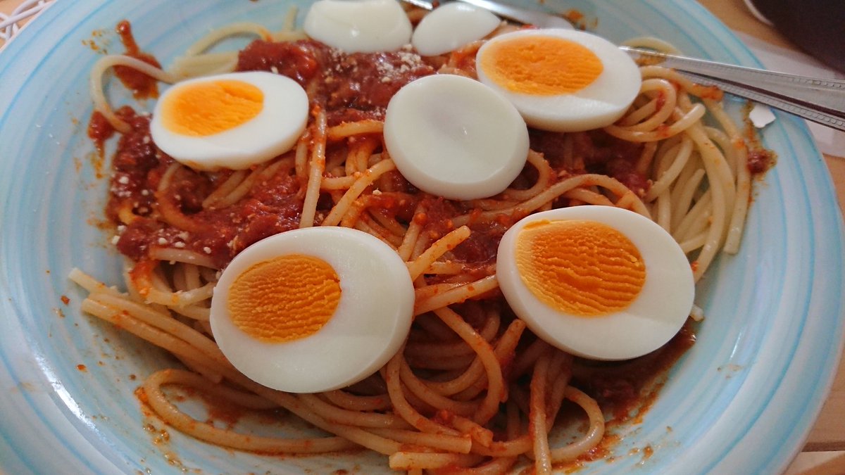 初音 蝶々 食費節約の為の垢 今日の昼食はレトルトを使ったミートソーススパゲッティ 暑いし冷たいのが食べたかったので 麺は冷水で冷やしソースは氷水で冷やしてゆで卵も添えて食べました レトルト食品を冷やすの大丈夫なのかな たまには手軽も良い