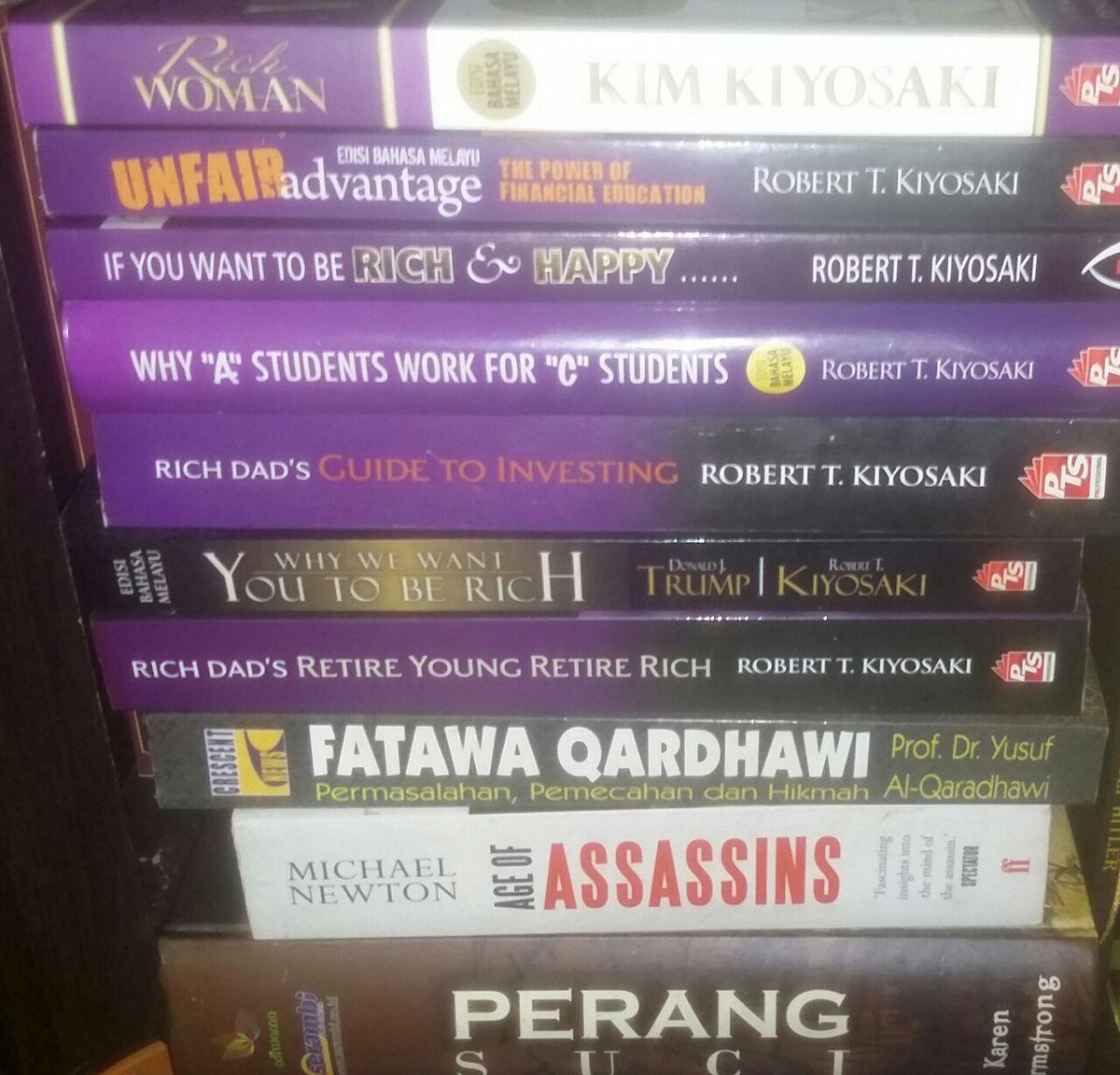 Semua buku Robert Kiyosaki, aku beli. Ini antara yang aku ada (gambar lama). Yang lain semua dah buang masa pindah rumah.