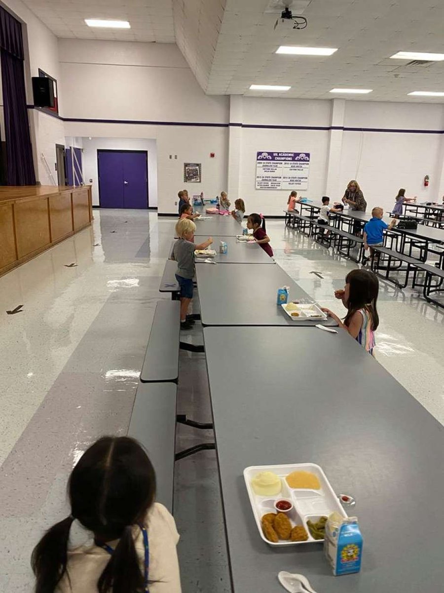 All images are of Thrall Elementary, in TX. This looks abysmal. This is a highly abnormal, and I'd argue damaging, environment for a child. Young children are at ~0 risk from C19. Teachers are at no greater risk than other professionals. (Vulnerable ones can stay home) /2