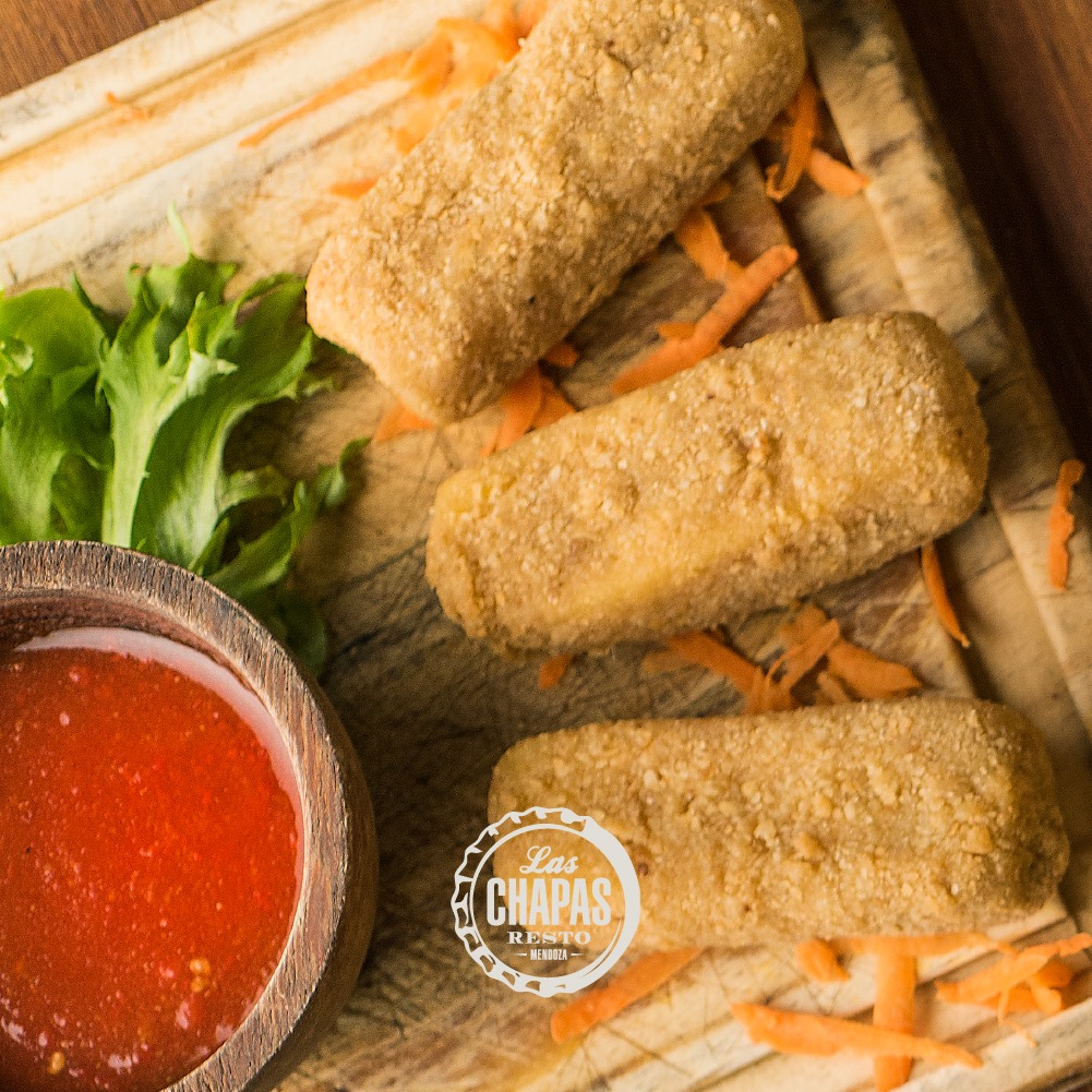 LasChapasResto's tweet photo. "Vos elegís la peli mientras yo cocino los bastones de muzzarella" 😆 Ya te cantamos el plan ideal para el finde, ahora solo tenés que pedir tus las Caseritas Express de Las Chapas 👉 las comprás congeladas y las preparás en casa. Hacé tu pedido al 155863202 o al 152195555 https://t.co/JOAdPThmUg