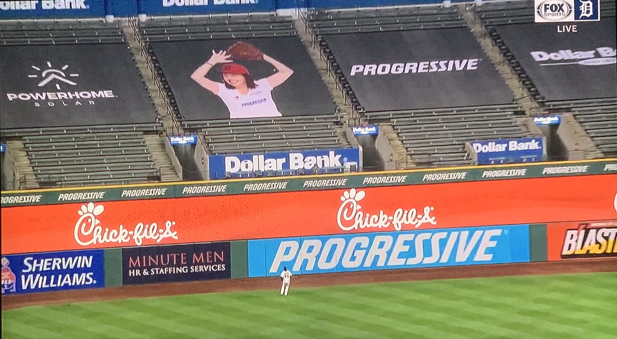 UncleMax313's tweet image. Haha #ProgressiveFlo profilin' while a grand slam daggers past the crook of her arm lol😂😂👍 💨⚾️ #Tigers