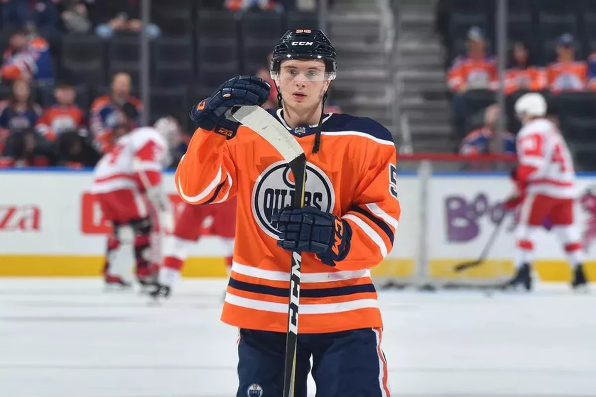 Short king Kailer Yamamoto is a right wing for the Oilers. Of Japanese and Hawaiian descent. He's 5'8" but sure is speedy! Drafted 6th in 2017, plays on Draisaitl's wing(100% drai's rookie). I see big things for his future, and I hope he gets more recognition 