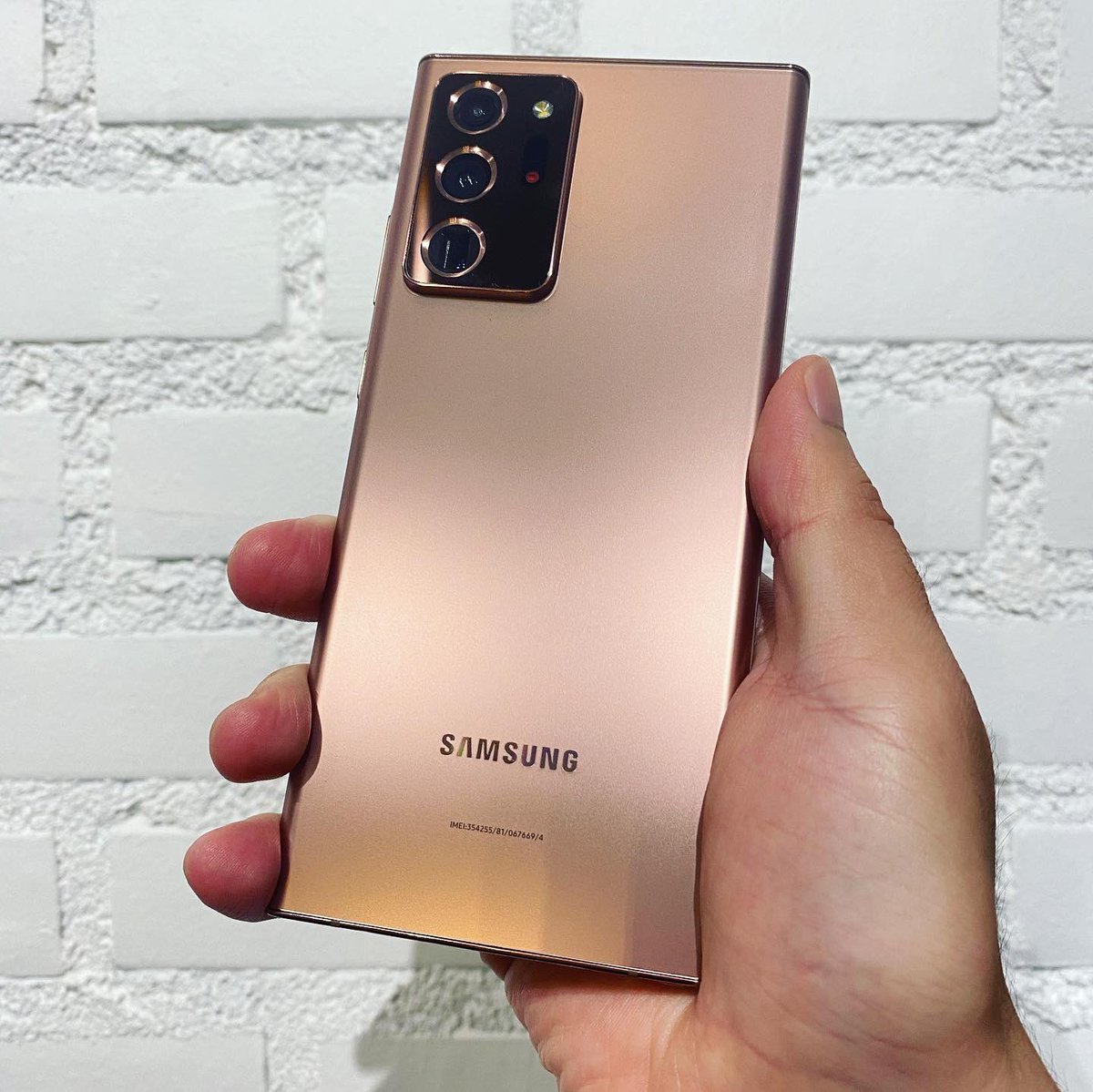 arteereview's tweet image. เดี๋ยวนี้ รุ่นพรีเมี่ยมทำจะกระจกด้านกันเยอะเลย  

อันนี้ของจริงจะออกโทนชมพูกว่าในรูป ค่อนข้างเยอะนะฮะ  ตี๋โอแนะนำให้ไปดูตัวจริงที่ Shop ก่อนซื้อเด้อนะคร้าบ 
#note20ultra5g 
#Samsung #samsungnote20ultra #galaxynote20