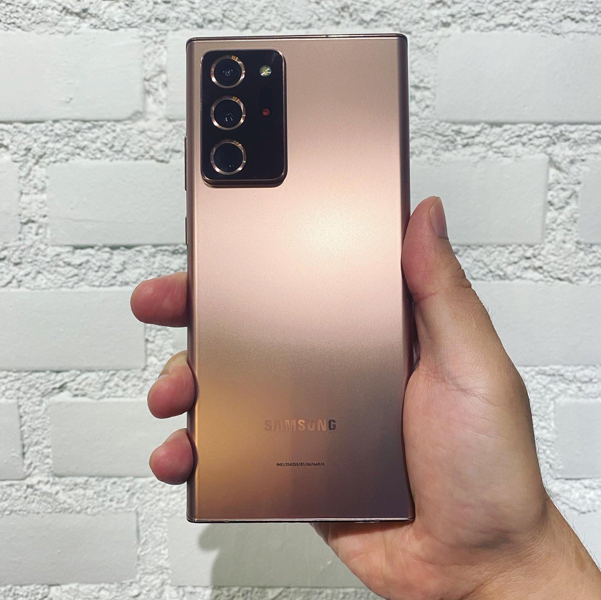 arteereview's tweet image. เดี๋ยวนี้ รุ่นพรีเมี่ยมทำจะกระจกด้านกันเยอะเลย  

อันนี้ของจริงจะออกโทนชมพูกว่าในรูป ค่อนข้างเยอะนะฮะ  ตี๋โอแนะนำให้ไปดูตัวจริงที่ Shop ก่อนซื้อเด้อนะคร้าบ 
#note20ultra5g 
#Samsung #samsungnote20ultra #galaxynote20