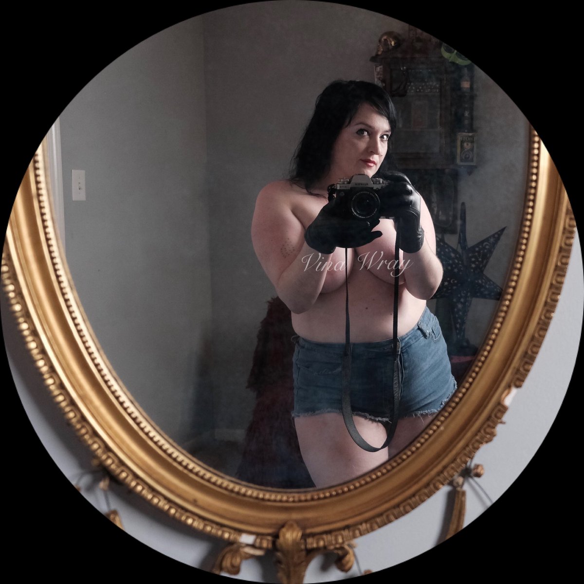 VinaWray's tweet photo. Through the looking glass!

#thick #curvy #mature
#Mistress #leathergloves 
#witchcraft 
#vinawray https://t.co/MacxMtyTBr