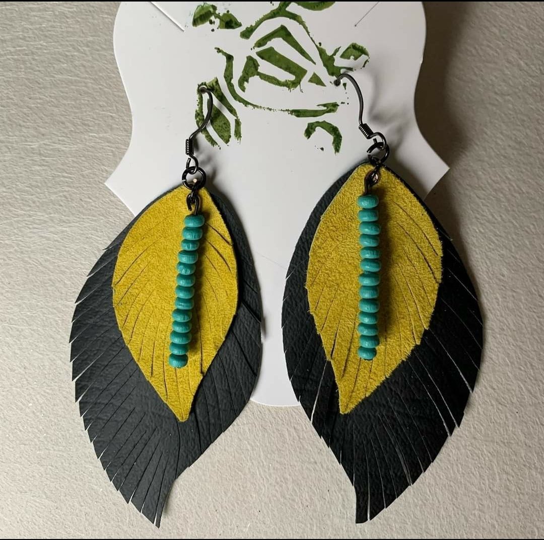These will brighten up any cloudy day!! Smooth black faux leather, bright yellow faux suede and teal wooden beads!
-
#jewelrybyturtle #handemadejewelry #makersgonnamake #veganearrings #MonmouthCounty #womeninbusiness