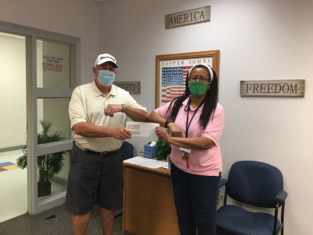Hammett_Bowen's tweet photo. HBE had a special visitor from Ocala West United Methodist Church today. Mr. Bob Hinson blessed us with a donation for our school from Revs. Jen and Michael Sims and the congregation. We are grateful for their generosity! 🐻❤️🐾 @anniehembrook https://t.co/MSbbWNwtWK