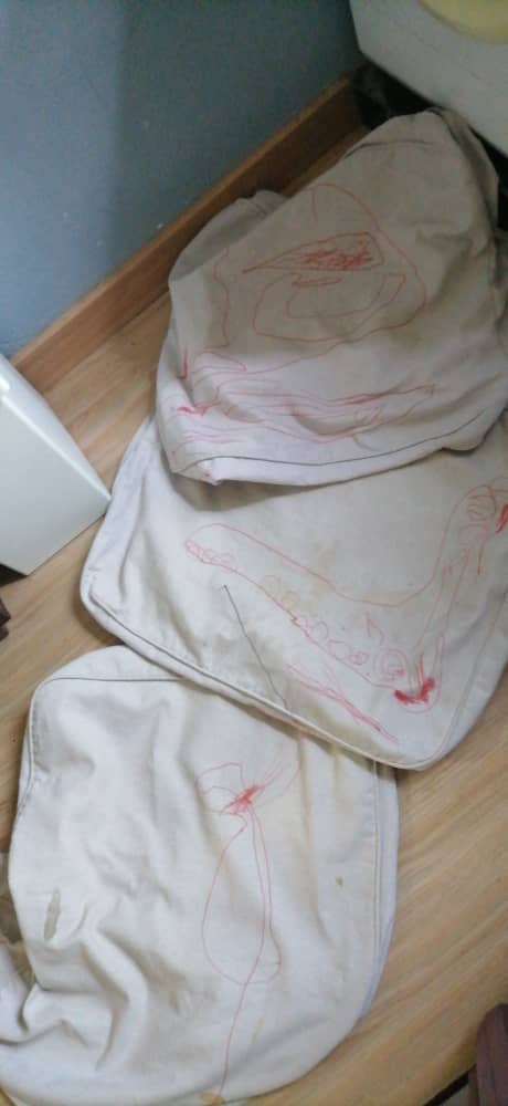 [Bila anak conteng sofa]

Bila tengok macamni atas sofa first reaction terus marah la.

"Kenapa contenggggg its not good!"

Lepas tu hantar gambar ni kat guru besar Montessori.

Dia cakap 'This is amazing!'

What?

-thread-