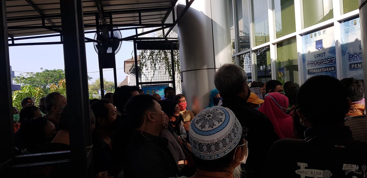 Cluttered_Mind's tweet photo. Ngga ada prosedur social distancing pisan😐 https://t.co/AUiVwsV5a0